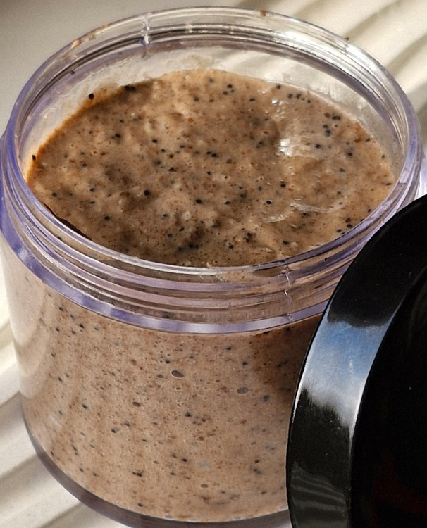 اسکراب قهوه با دانه گردو – لایهبردار طبیعی، آبرسان و روشنکننده